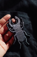 JELONEK ROGACZ szary- broszka  